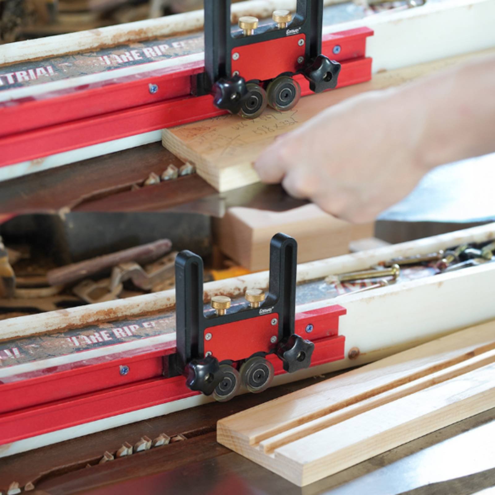 Guía de sierra de mesa Feather - Woodworking Kickback reseña y precio